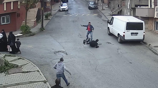 Sultangazi’de bıçaklı yaralama kamerada