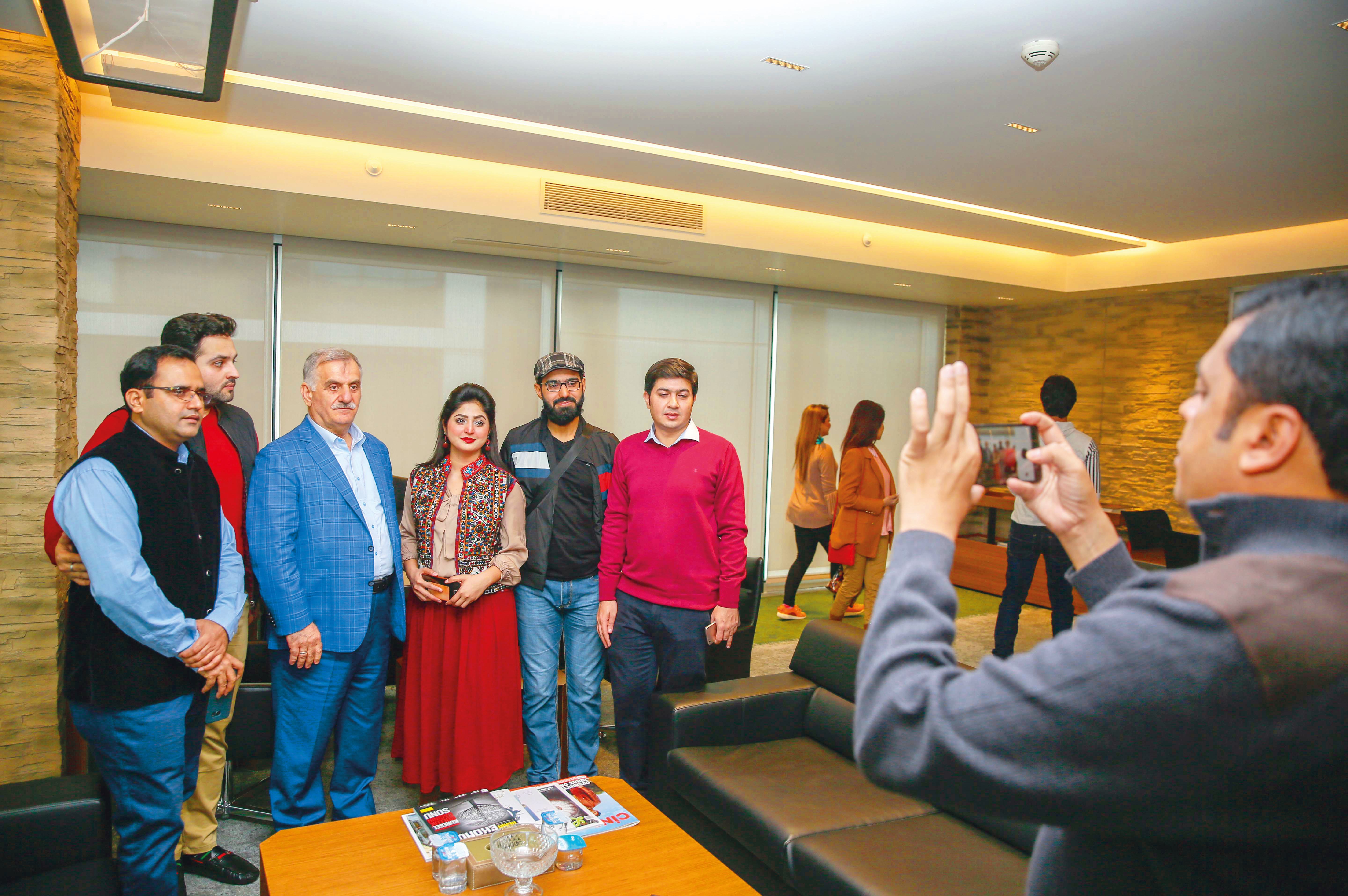 Members of the group took photos with Group Chairman of the Board Ahmet Albayrak.