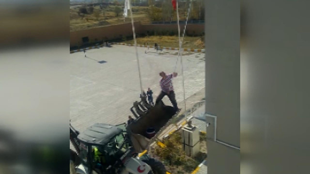 Okul müdürü kepçeye binip okul boyadı