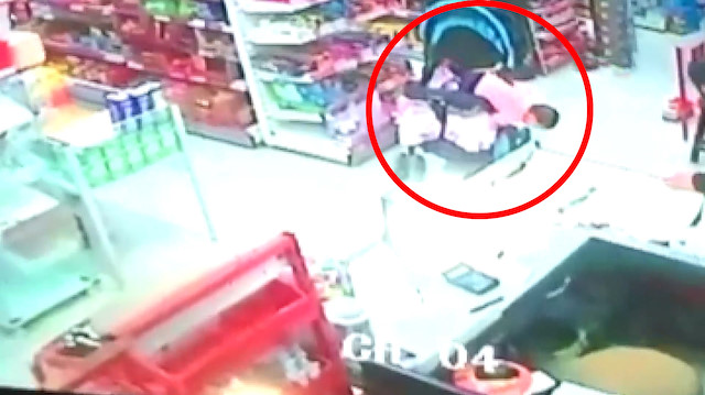 'Süper baba' bebeğini havada böyle yakaladı