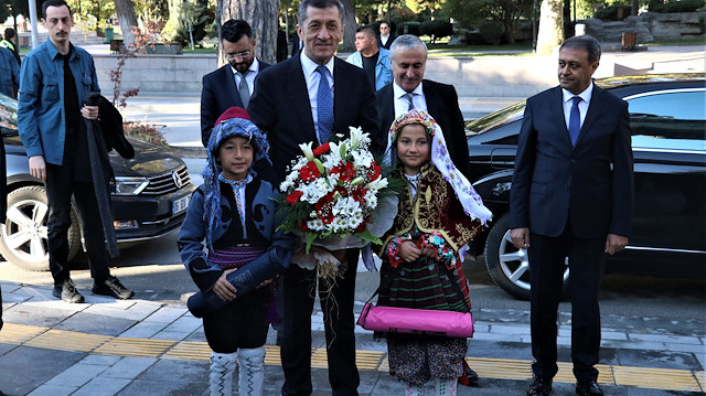 Bakan Selçuk'tan soğukta bekleyen çocuklara düşünceli davranış