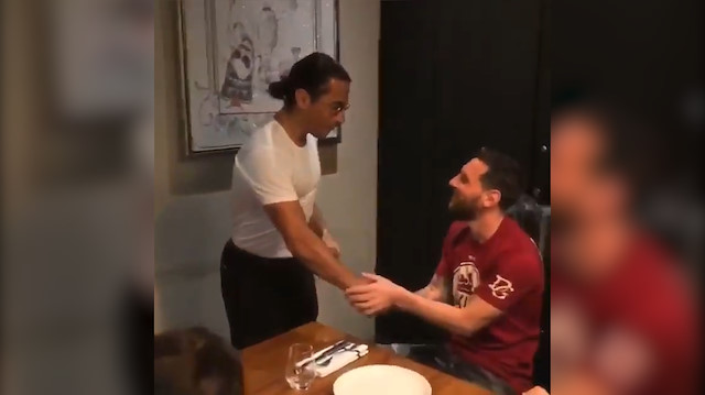 Ünlü kasap Nusret bu kez Messi'yi elleriyle besledi