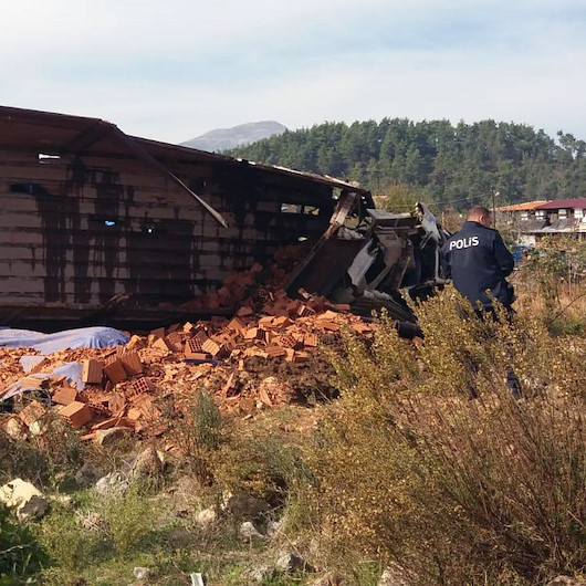 Kamyon işçilerin üzerine devrildi: 4 yaralı