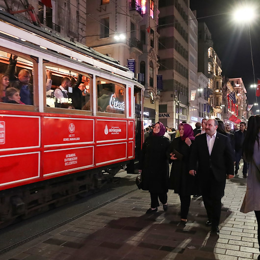 İki bakan İstiklal Caddesi'nde yürüyüş yaptı
