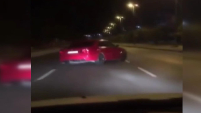 Trafik magandası onlarca aracın arasında makas attı