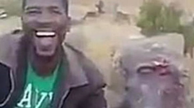 Vahşi avcı hayvan acı çekerken video çekti
