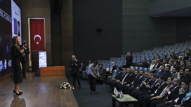 Blokzincir teknolojisi alanında araştırmalar yapan, finans ve teknoloji alanında projeler üreten Projesium'un kurucu ortağı Gökçe Phillips verinin saklandığı her yerde blokzinciri teknolojisinin kullanılabileceğini açıkladı.