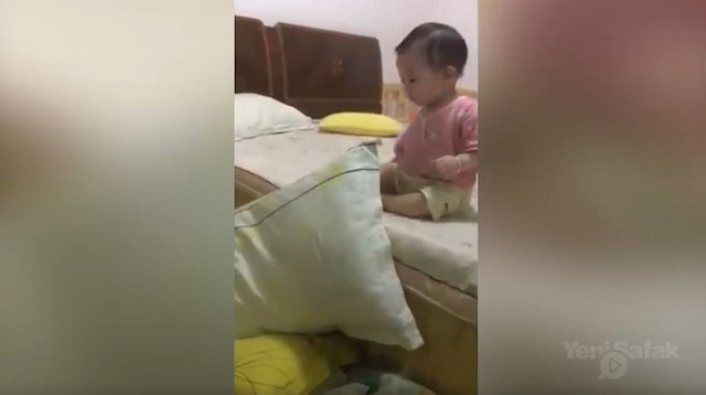 Yere sağlam basmak isteyen miniğin takdire şayan azmi