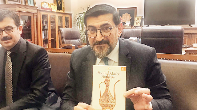 BaÅkan Alpaslan DurmuÅ, FETÃ'cÃ¼ler tarafÄ±ndan okullarÄ±n kÃ¼tÃ¼phanesine sokulan, baÅka yazarlarÄ±n kitaplarÄ±ndan oluÅturulan ve piyasada bile olmayan kitaplar olduÄunu sÃ¶yledi. DurmuÅ bunlardan birini gÃ¶sterdi.