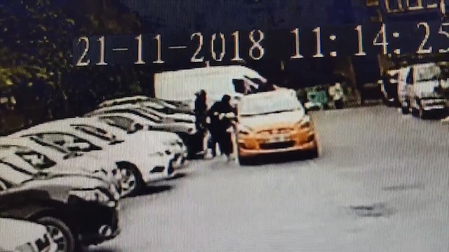 Taksici turistlerin parasını gasp edip yüzüne tükürdü!