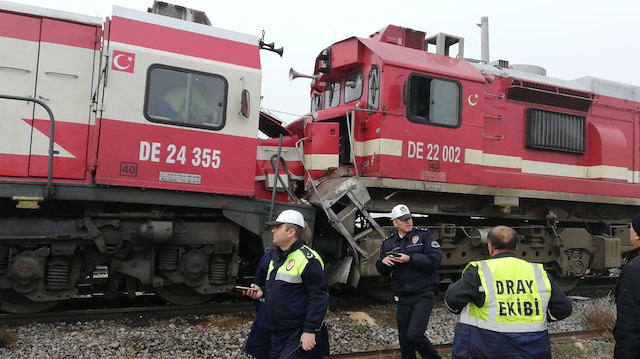 Sivas'ta trenler kafa kafaya çarpıştı