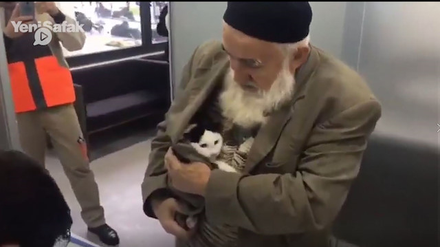 Islak kediyi ceketinin cebine koyup kliniğe götürdü
