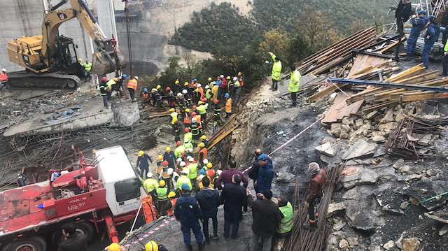 Olay yerine çok sayıda kurtarma ekibi geldi. 