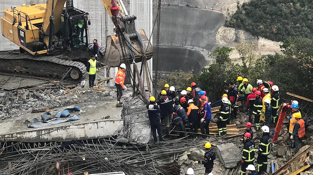 Olay yerine çok sayıda kurtarma ekibi geldi. 