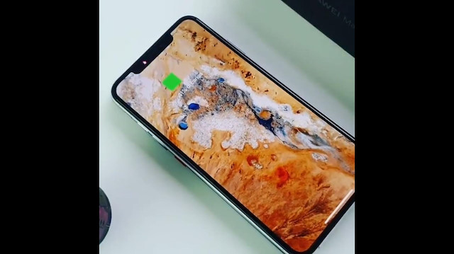 Huawei Mate 20 Pronun kablosuz şarjı iPhone XSi şarj ediyor