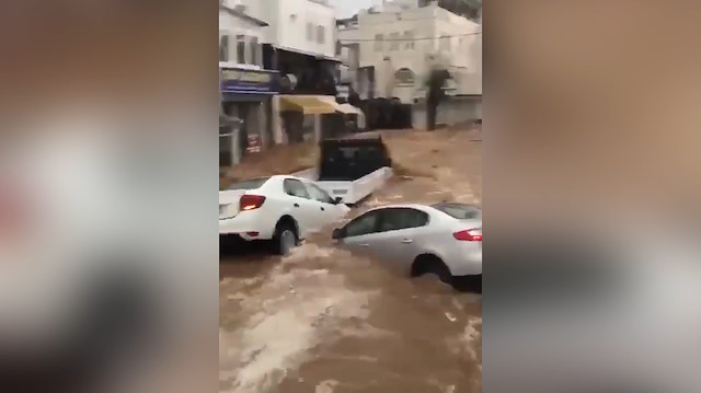 Bodrumda sel suları araçları böyle sürükledi