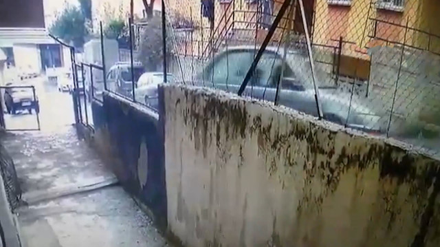 Acemi sürücünün bir garip trafik kazası kamerada