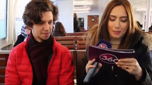 Sunucunun kağıdından kopya çekip müthiş rol kesen genç