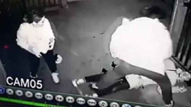 Kadını köşeye sıkıştırarak taciz etmeye çalışan adamın sonu