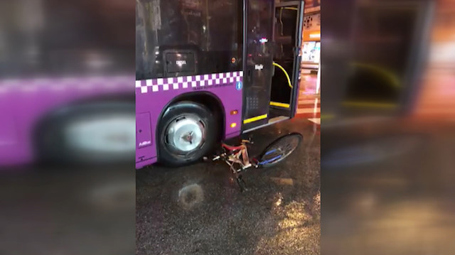 Kendisiyle tartışan bisikletli şahsın bisikletini ezdi