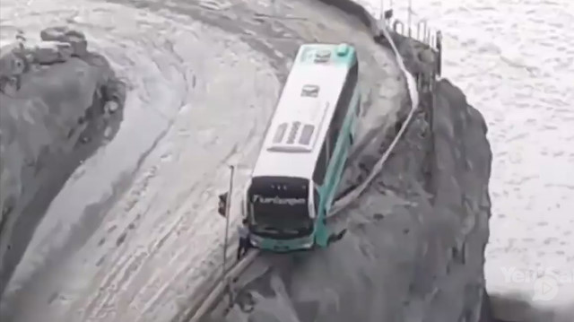 Uçurumun kenarında asılı kalan otobüste panik anları