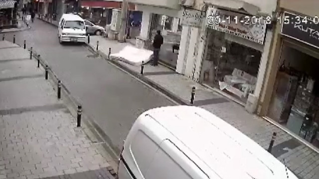 Fırtınanın uçurduğu yataktan son anda kurtuldu