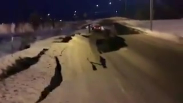 Alaskada deprem: Yollar parçalandı
