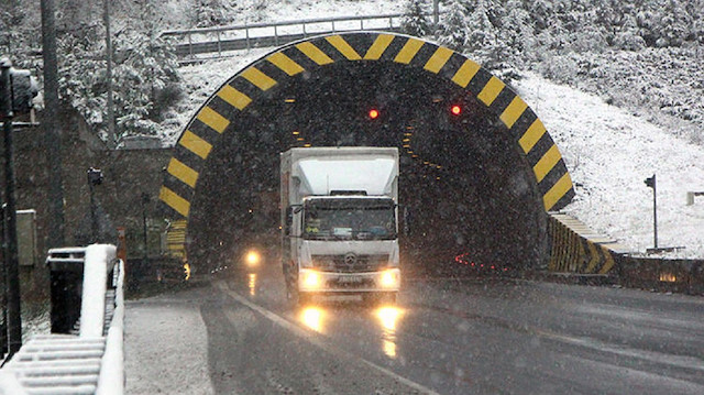 Bolu'da kar yağışı TEM'de trafiği vurdu