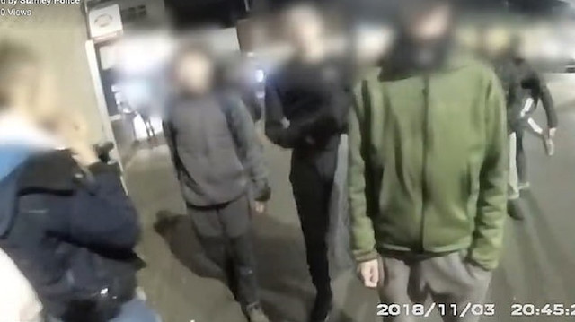 İngiltere'de barbarlık: 200 genç polisi tekme tokat dövdü
