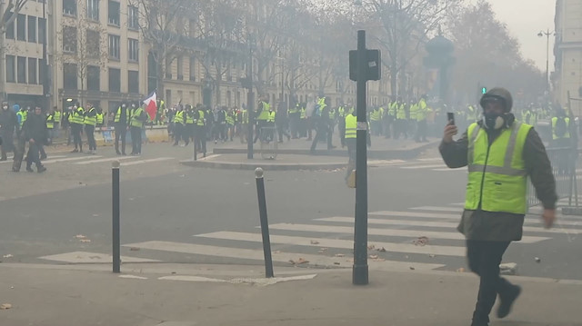 Paris'te binlerce polis konuşlandırıldı şehir duman altında