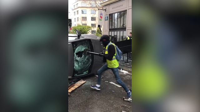 Sarı Yelekliler çıldırdı: Protestocular otomobili devirip parçaladı