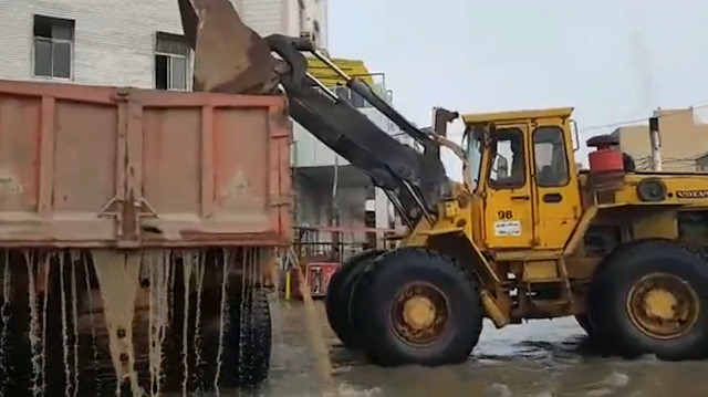 Sel sularını böyle tahliye etmeye çalıştılar
