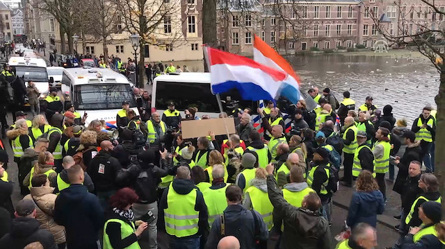 Sarı yeleklilerin protestosu Hollandaya sıçradı
