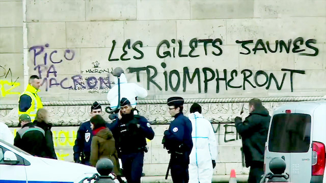 Paris'teki gösterilerden Zafer Takı da nasibini aldı