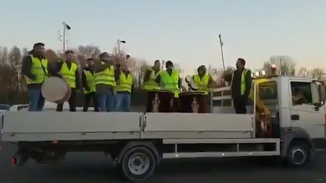 Türklerden Paris’teki eylemcilere Mehter Marşı ile destek