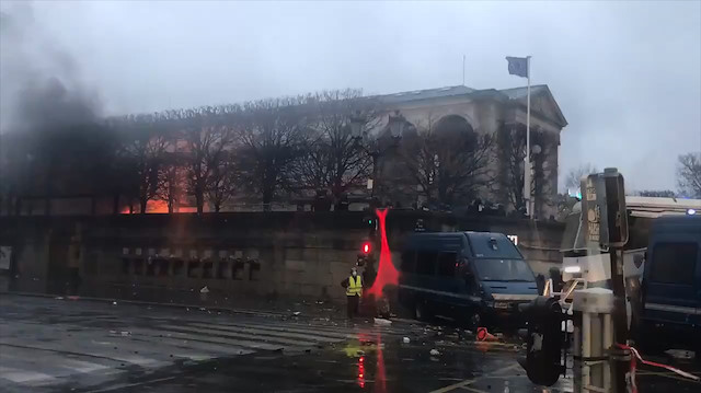 Paris'te sanat galerisini yaktılar