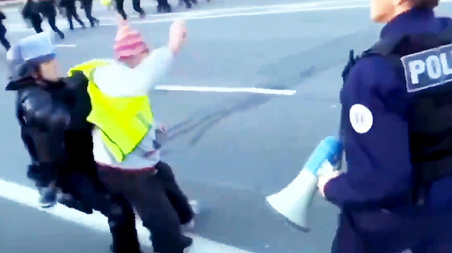 Fransız polisi yaşlı göstericiyi yere serdi