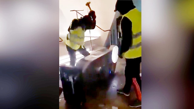 Zafer Takını yağmalayıp tarihi eserleri parçaladılar