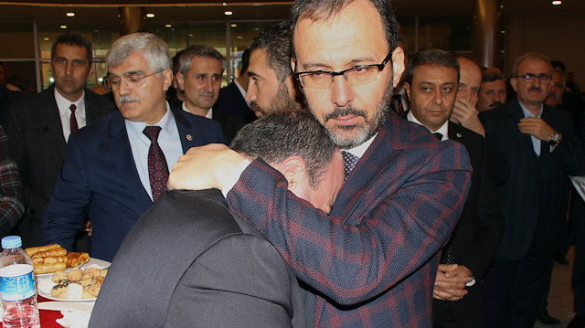 Bakan Varank konuşması sırasında gözyaşlarını tutamadı