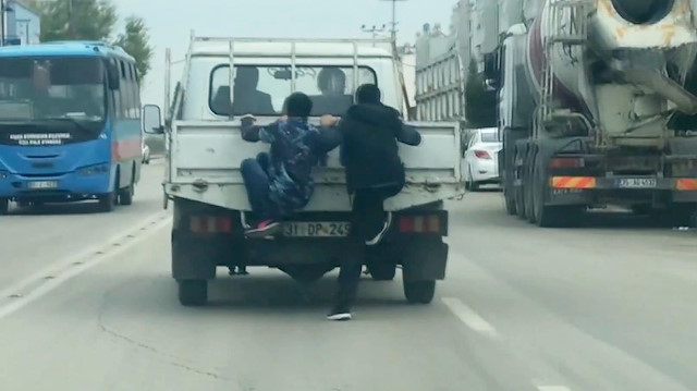 Kamyonet arkasında tehlikeli yolculuk kamerada