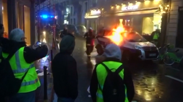 Polis arabasını patlatıp kahkaha atarak izlediler