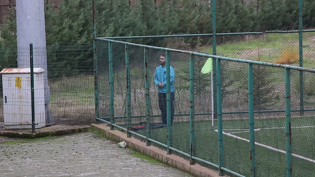 Maç öncesi sahada namaz kılan oyuncu