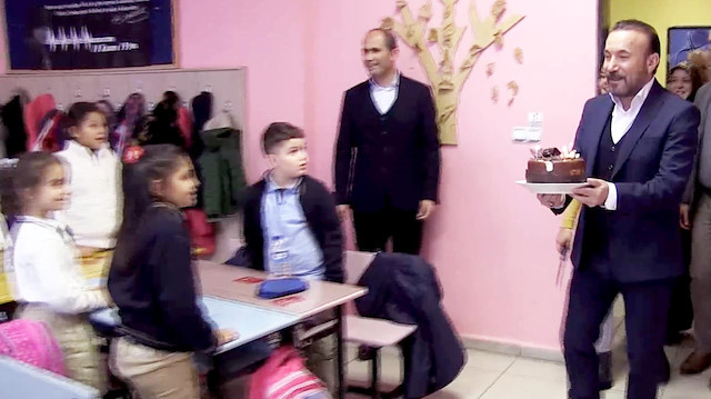 Belediye başkanından minik öğrenciye pastalı sürpriz