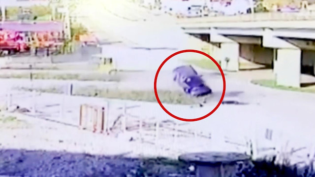 Otomobilin hurdaya döndüğü kaza anı