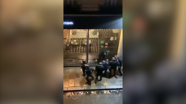 8 Fransız polisi yakaladığı göstericiyi öldüresiye dövdü