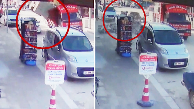 Kamyonetteki briket yığını otomobilin üzerine devrildi
