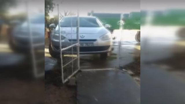 Aracını selden korumak için bulduğu yöntem şaşırttı