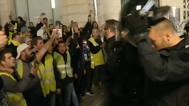 Protestoculara aşırı şiddet kullanan polisten bir jest