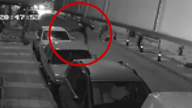 Otomobillere uçan tekme atan adam kamerada