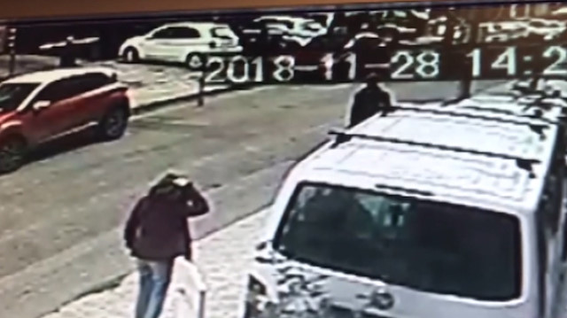 Polisler, intihar eden kadını montlarını açarak kurtardı
